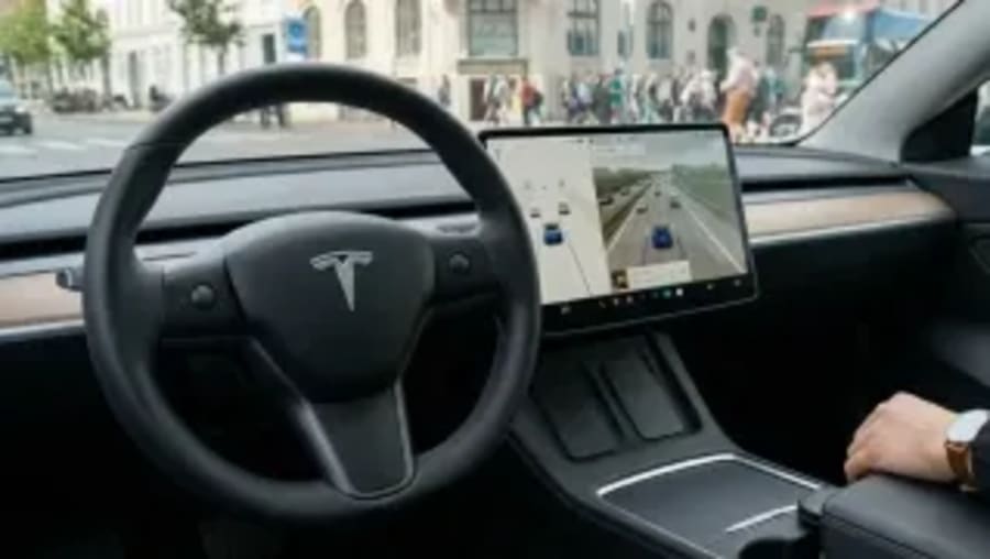 Tesla avanza en Europa: Dinamarca da luz verde a su tecnología de conducción autónoma, pero con condiciones