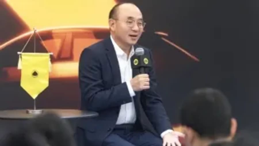 El CEO de Lotus, Feng Qingfeng, confirma la 'marcha atrás' de la plena electrificación porque quieren vender 150.000 coches