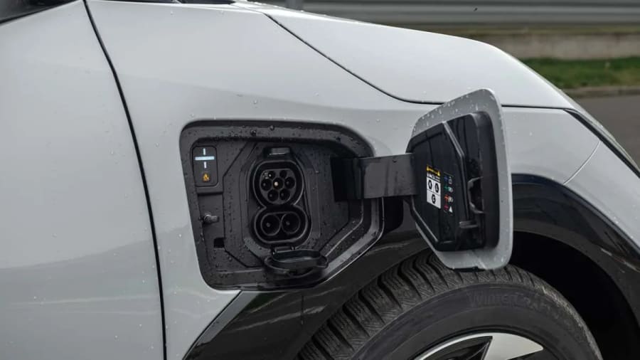 Los vehículos eléctricos son más limpios que los coches de gasolina. Tu código postal decide cuánto