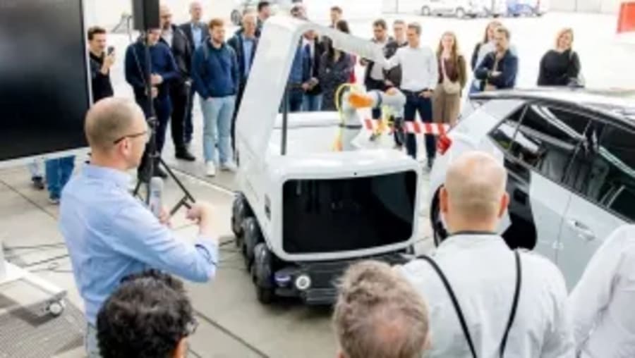 Volkswagen presenta un cargador móvil para coches eléctricos al más puro estilo 'Power Bank' con ruedas