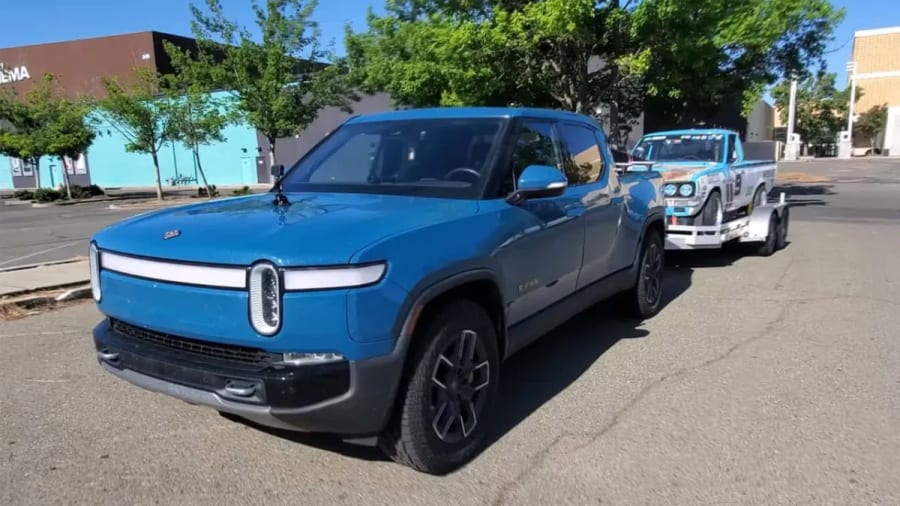 Una Rivian R1T remolcó un gran remolque 2.400 km. A pesar de la pérdida de autonomía, costó menos que la gasolina