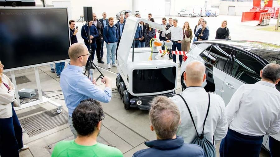 Adiós a buscar cargador: Volkswagen prueba un robot autónomo que recarga coches eléctricos