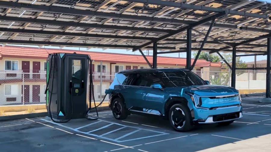 Esta estación de carga para vehículos eléctricos en la Ruta 66 es autónoma y más barata que la competencia
