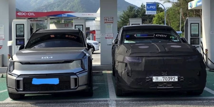 El Genesis GV90 parece enorme cargando junto al Kia EV9