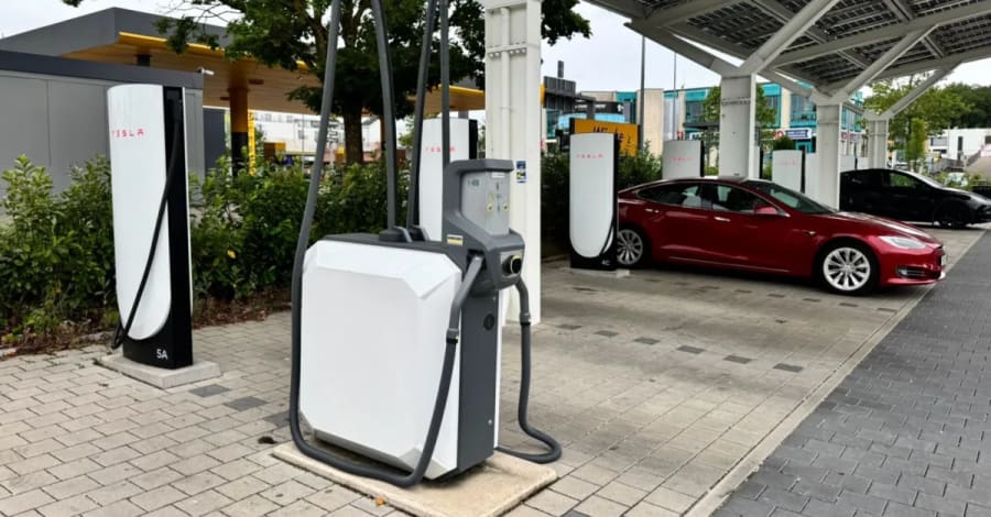 Tesla instala por primera vez un aspirador para coches en un Supercargador