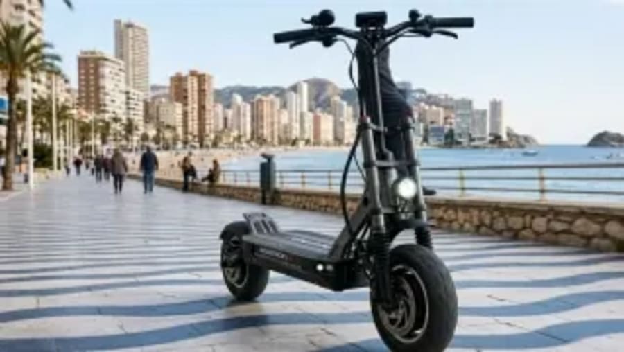¿Patinete eléctrico o Fórmula 1? La sorprendente fuga de un conductor en Benidorm