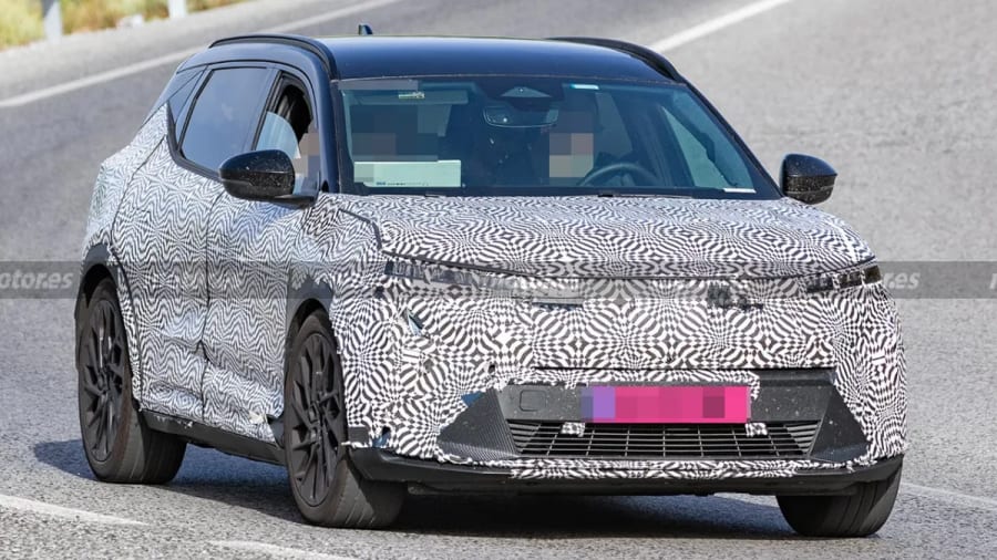 Renault no se rinde con el Scenic eléctrico, la renovación que decidirá su futuro ya se deja ver en pruebas