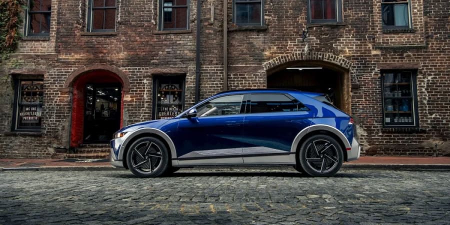 Hyundai está aplicando descuentos en sus vehículos eléctricos porque, ¿quién quiere pagar gasolina hoy en día?