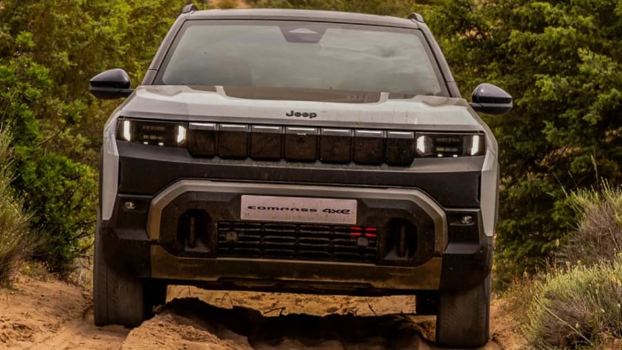 El Jeep Compass estrena dos nuevas versiones eléctricas, una con casi 700 km de autonomía