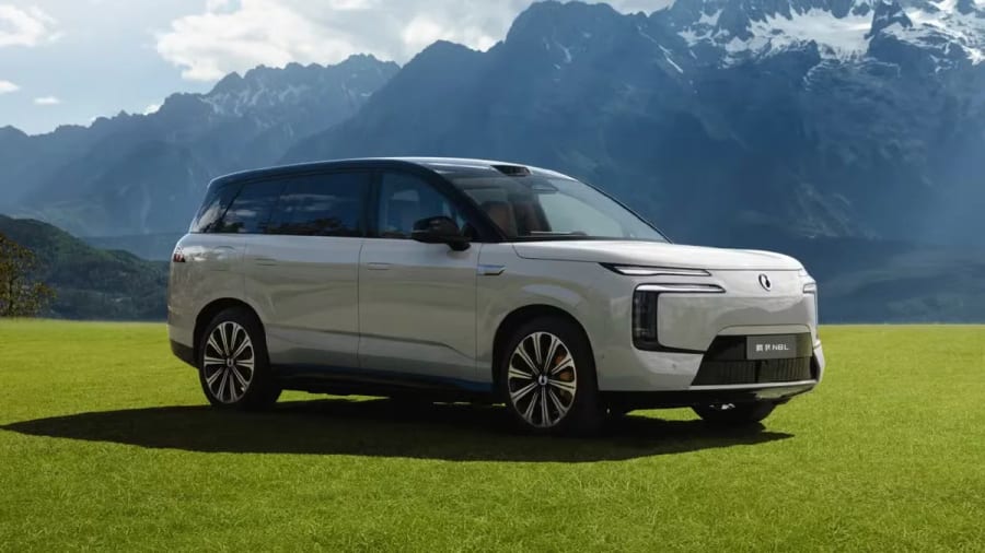 BYD Denza lanza el SUV N8L de carga rápida en su apuesta premium