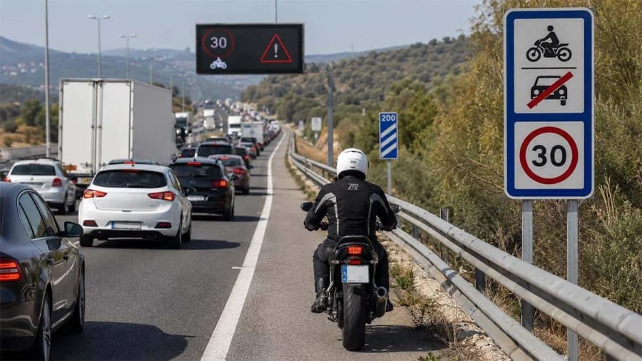 Es oficial: las motos ya podrán circular por el arcén sin que las multen