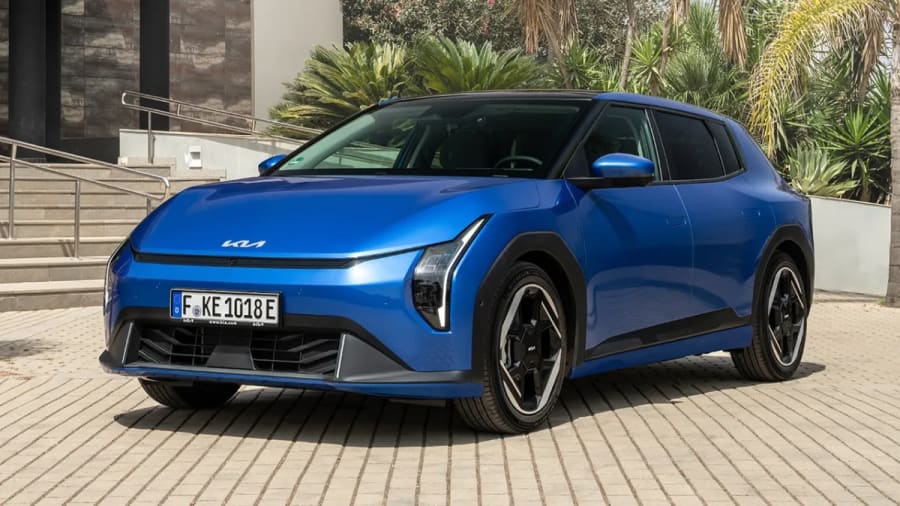 MG y BYD no pueden con el nuevo KIA EV4: 8.000 € de rebaja y 440 km de autonomía ponen patas arriba el mercado eléctrico