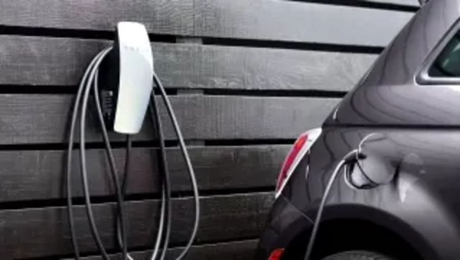 Los propietarios de coches eléctricos pueden poner un cargador en un garaje comunitario sin permiso, y lo confirma la Ley de Propiedad Horizontal
