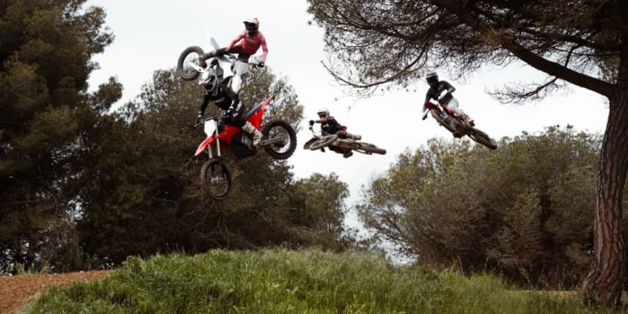 La destacada moto de motocross eléctrica Stark Varg permite a los propietarios descargar una nueva función