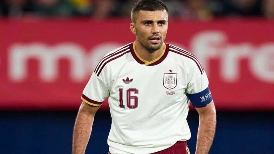 Ni BMW, ni Audi: este es el Nissan eléctrico que conduce Rodri Hernandez, jugador de España en el Mundial 2026