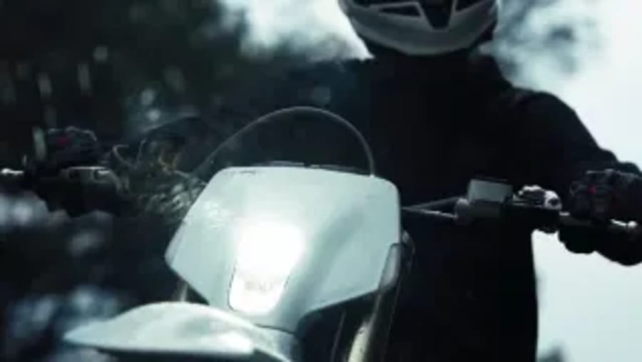 Mientras otras marcas de motos lo cobran, el fabricante que más crece añade el control de tracción gratis