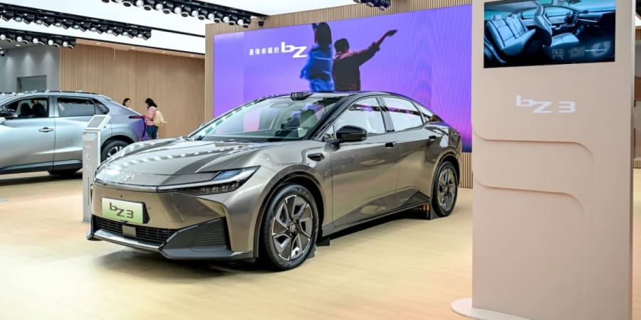 Toyota atribuye la caída del 30% de sus ventas en China, que arrastra los resultados globales, a los altos precios de la gasolina