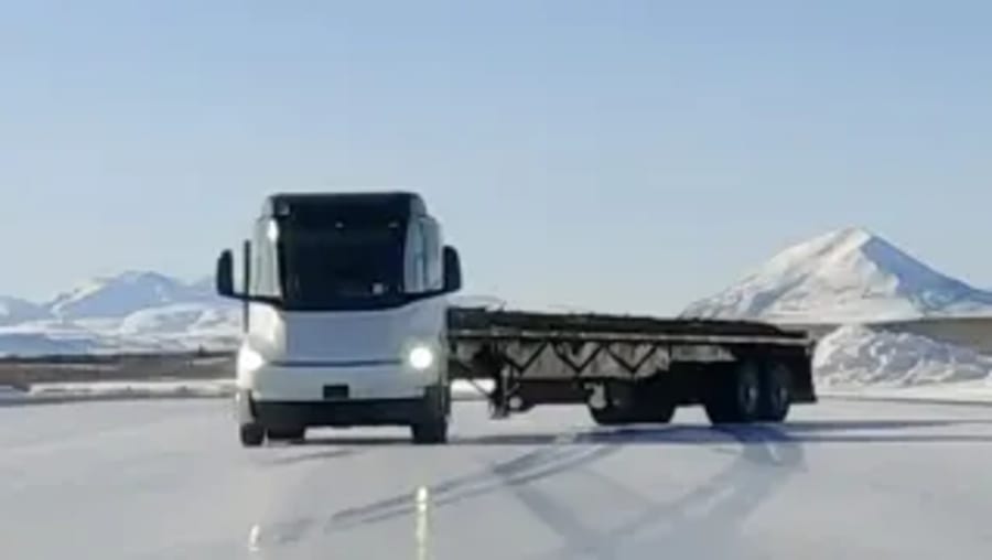 Gracias a su camión eléctrico, Tesla promete el adiós definitivo al 'efecto tijera' en carreteras heladas