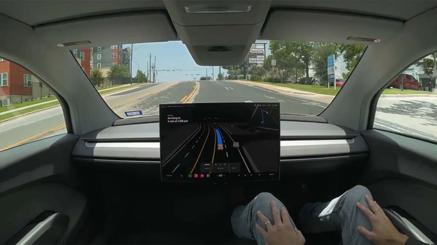 Tesla ya prueba la Cybercab de producción sin volante ni pedales