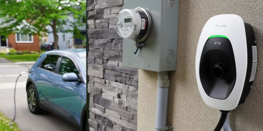 Carga tu vehículo eléctrico en casa y recibe hasta 350 dólares canadienses al año en Canadá