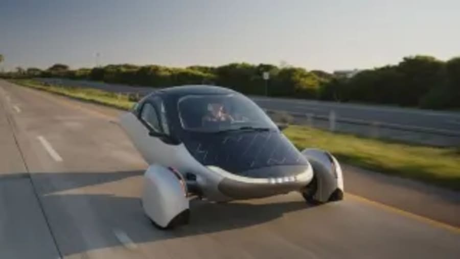 Ya se sabe cuanta autonomía añaden los paneles del único coche eléctrico solar que ha sido capaz de sobrevivir a la quiebra