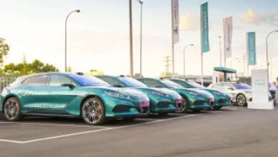 BYD trae DENZA a España: dos coches eléctricos premium acompañados de una tecnología de carga que los convierte en únicos en su especie