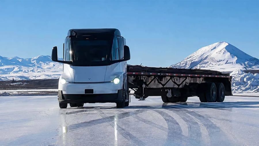 El truco eléctrico del Tesla Semi para no acabar en efecto tijera
