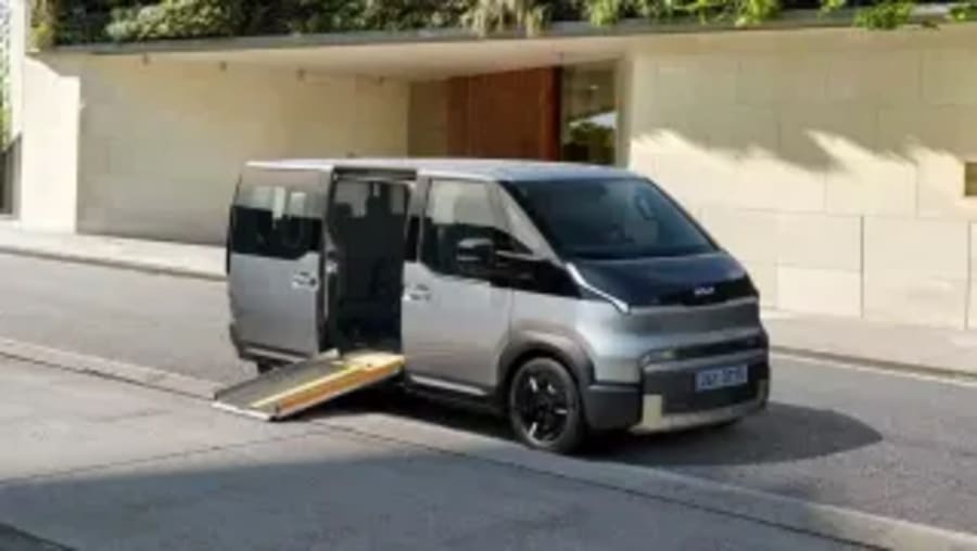 Eléctrico y accesible: Así es el nuevo minibús de Kia que se estrena en Europa
