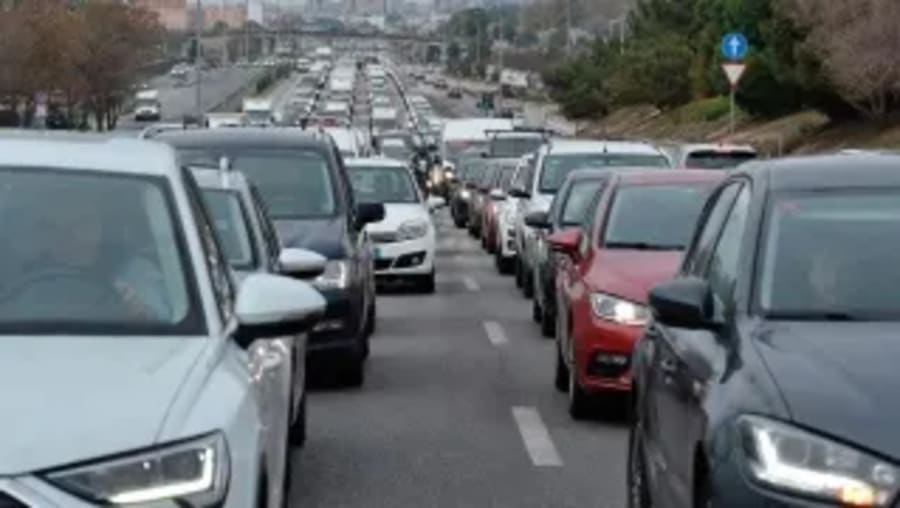 La DGT obliga a cambiar cómo nos colocamos en un atasco: la norma entra en vigor en octubre