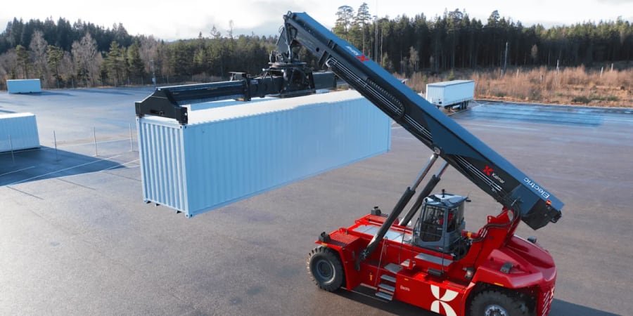 Kalmar está construyendo, ¡y vendiendo!, estos enormes apiladores eléctricos en China