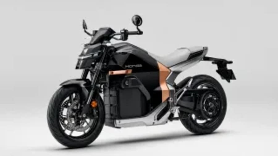Se carga en 30 minutos, tiene más potencia que un Dacia Spring y cuesta 15.000 euros: la primera gran moto eléctrica de Honda ya está en Europa