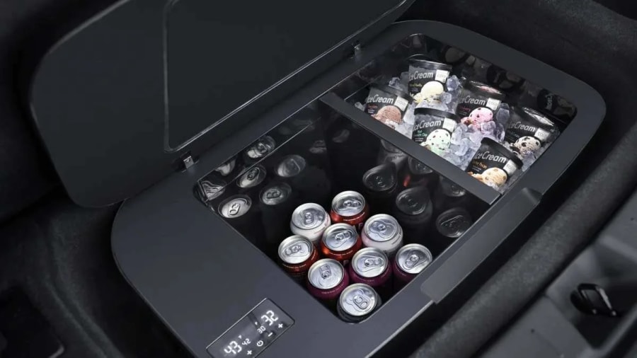 Los accesorios de Tesla para combatir la ola de calor en acampadas: neveras, toldos...