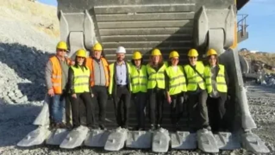 Pesa 300 toneladas, es 100% eléctrica y ya trabaja para llegar al 'corazón' de una mina de cobre europea