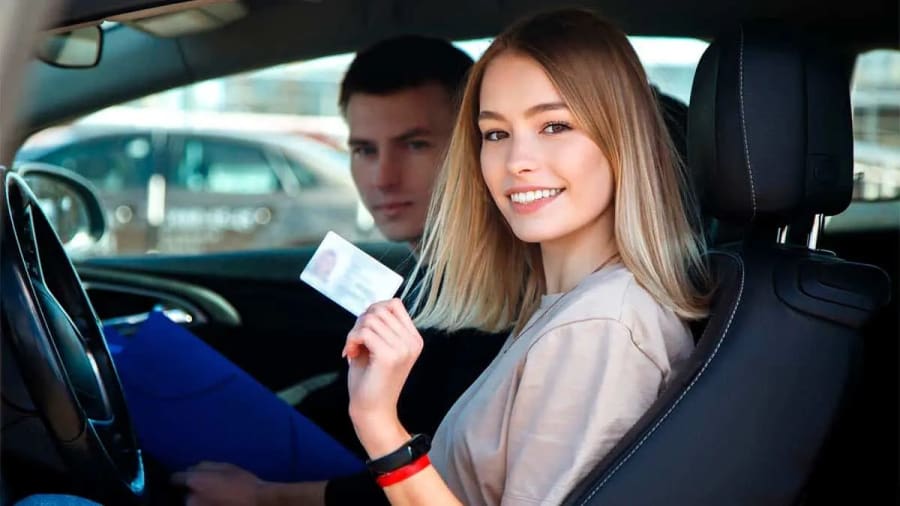 Nuevo carnet de conducir europeo: qué cambia para jóvenes, mayores y conductores profesionales