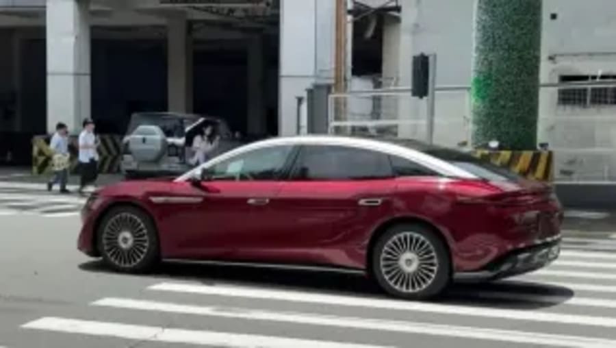 El Clase S de BYD se deja ver antes de su presentación oficial: la variante eléctrica tendrá más de 1.000 km de autonomía