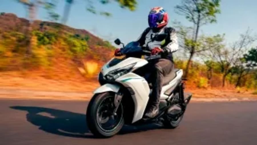 Yamaha se guarda un as bajo el asiento: así es el nuevo Aerox, el scooter eléctrico que cambia la gasolina por baterías