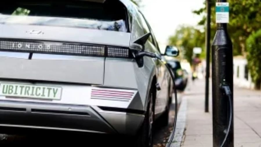 Dejar el coche eléctrico enchufado demasiado tiempo empieza a tener consecuencias en Europa: quien se pase, pagará las consecuencias