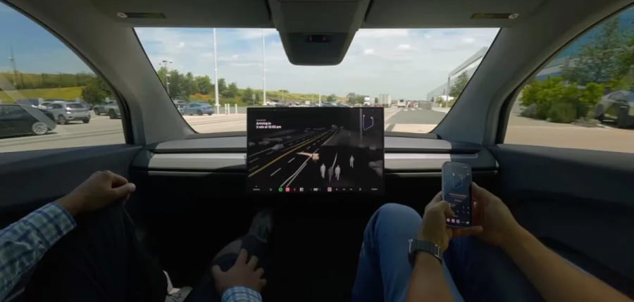 Tesla afirma que el Cybercab transporta a empleados en Giga Texas, en un aparcamiento