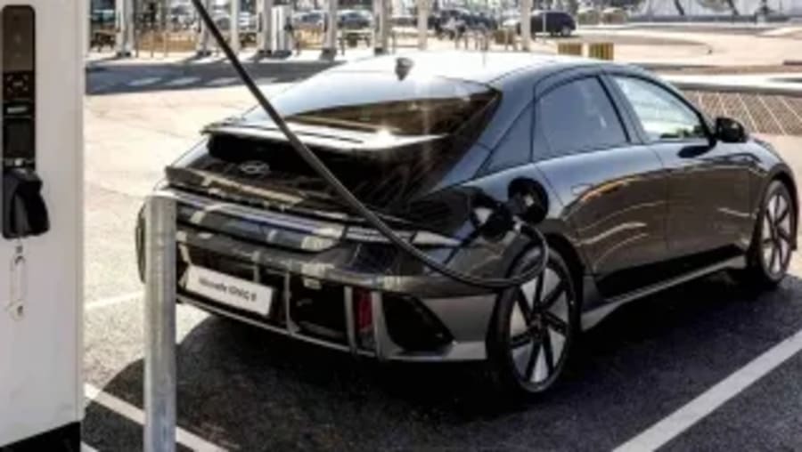 6 horas de límite: multas para los coches eléctricos que ocupen un cargador demasiado tiempo