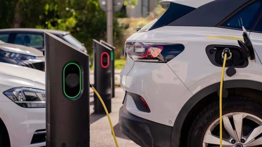 Esta ciudad cobrará a los coches eléctricos que ocupen demasiado tiempo los cargadores públicos