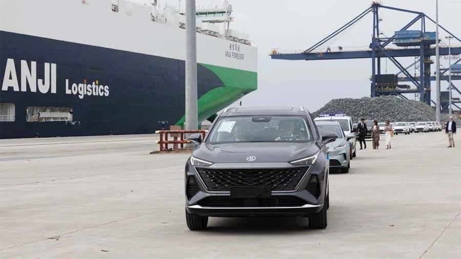 MG estrena Ferrol como puerta de entrada a Europa con 700 coches electrificados