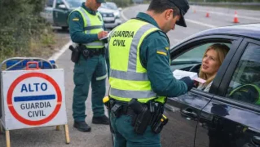 Más de 15.000 multas en solo siete días: la DGT destapa (otra vez) cuál es el peor hábito de los conductores españoles
