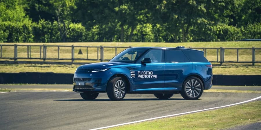 El SUV eléctrico más pequeño y asequible de Range Rover hace su primera aparición pública [Imágenes]