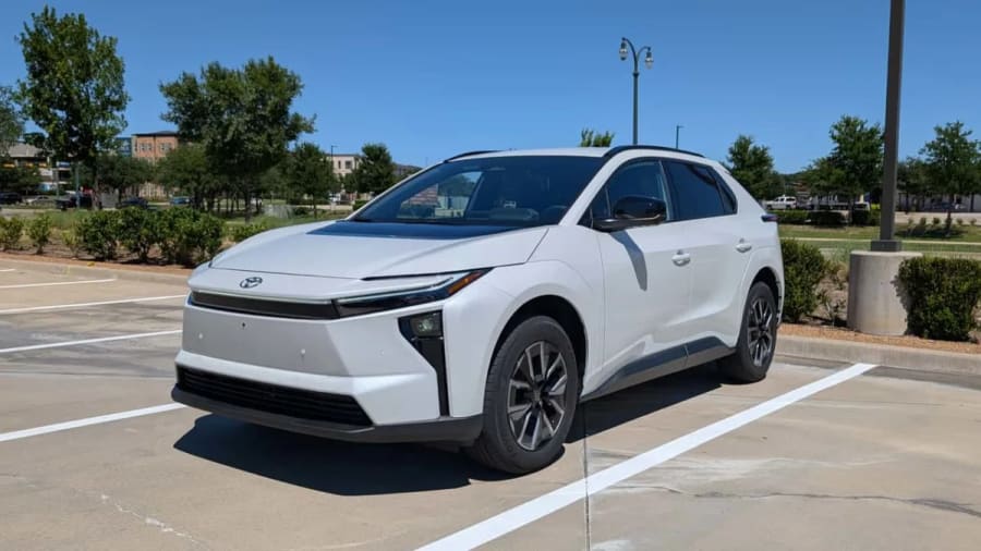 Toyota paga 3.000 dólares a los conductores de vehículos eléctricos para que se cambien a un bZ