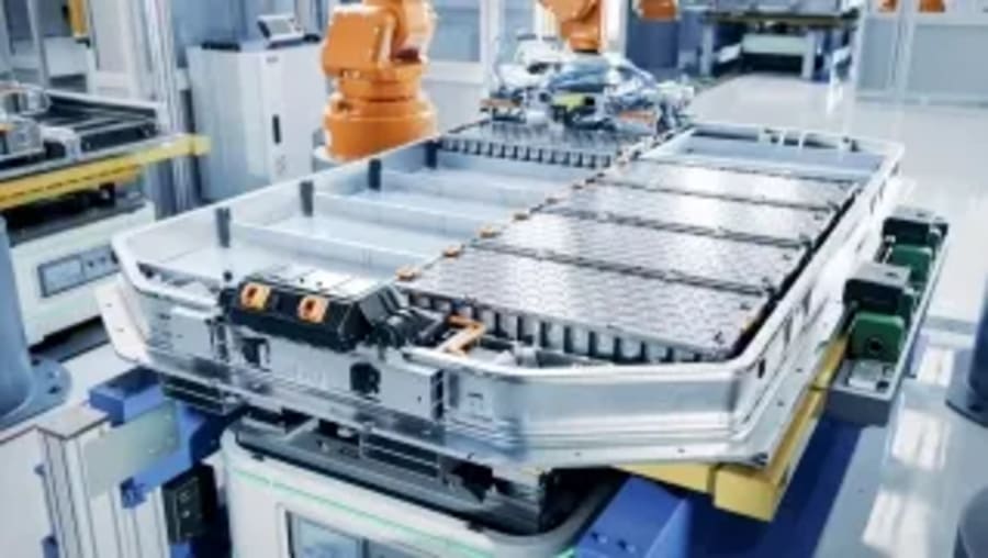 Europa tiene un enorme problema con las piezas para fabricar sus coches eléctricaos: una de cada tres es importada y la dependencia de China es exagerada