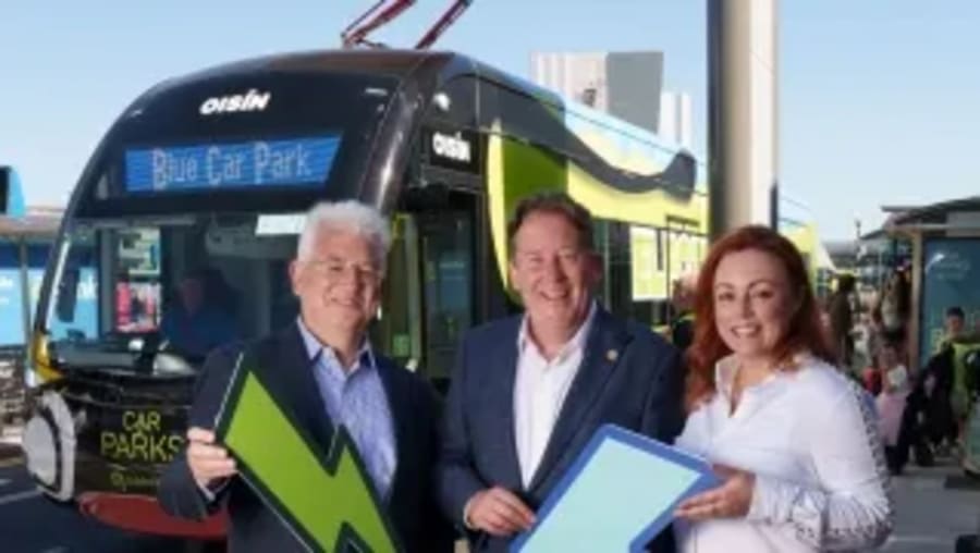 Un invento de 1923, la solución de este aeropuerto para cargar sus autobuses eléctricos
