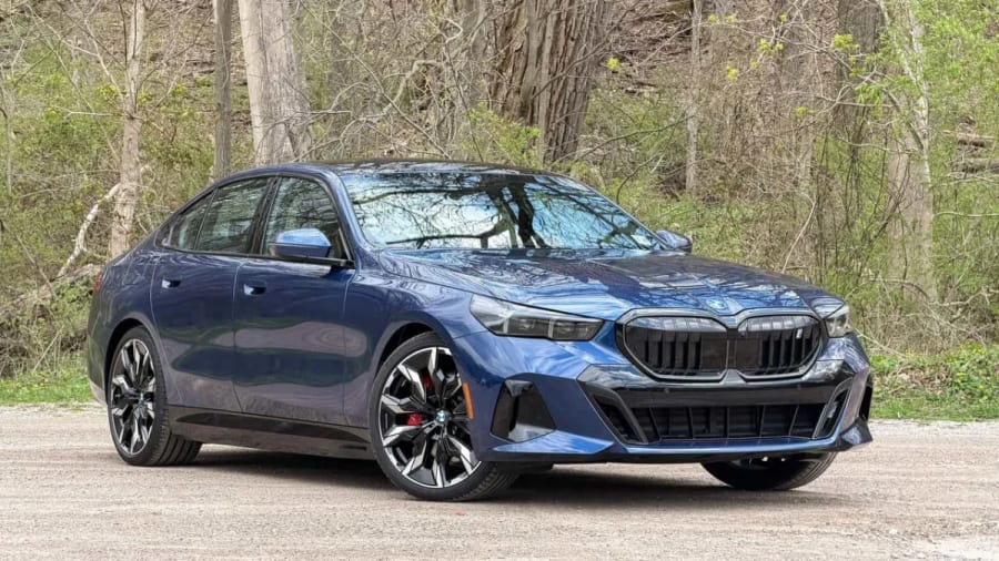 El BMW i5 de 2027 consigue más autonomía justo cuando el Tesla Model S se desvanece