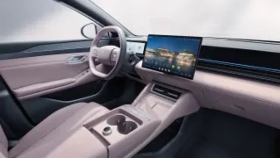El 'anti Tesla Model 3' de BYD sigue descubriendo sus secretos: 630 km de autonomía y carga en 9 minutos desde 14.895€