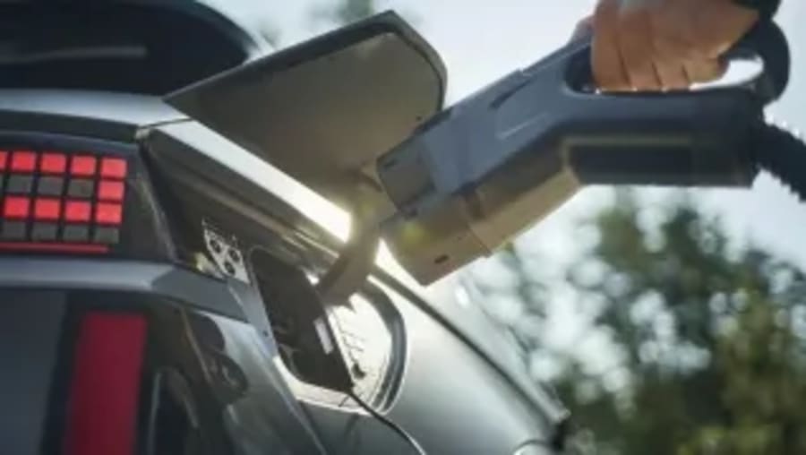 El coche eléctrico se protege automáticamente durante una ola de calor: puede tardar más en cargar, pero lo hace por una buena causa