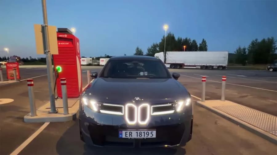 Un BMW iX3 cargado durante solo 15 minutos. Esta es la distancia que recorrió en autopista